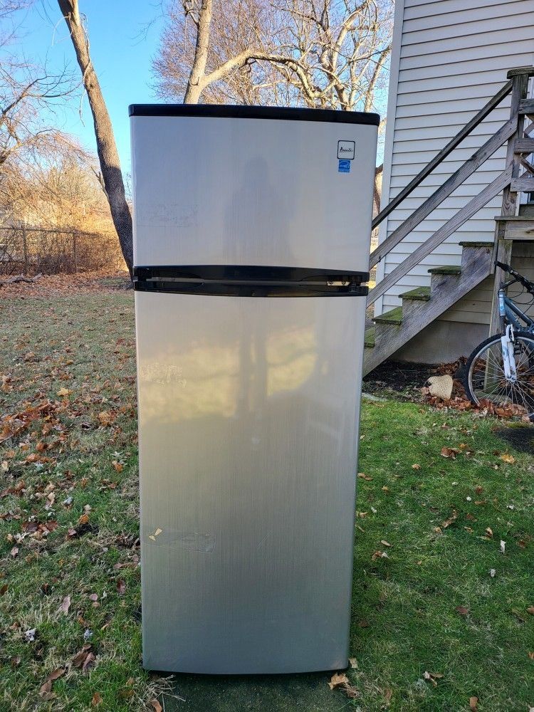 Avanti 7.3-cu ft Counter-depth Top-Freezer Refrigerator (Stainless Steel) ENERGY STAR