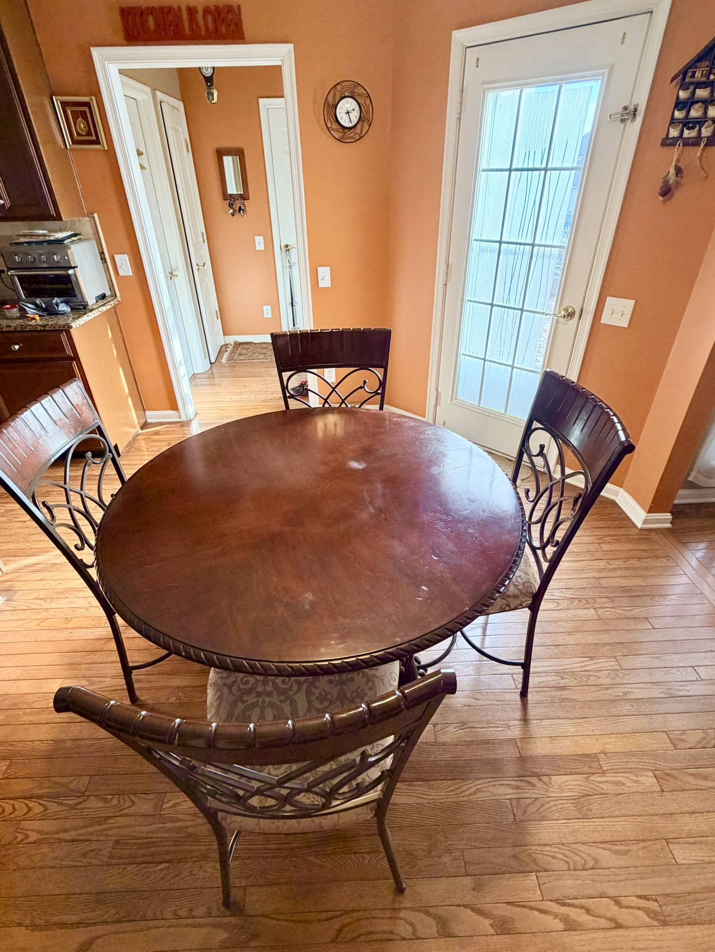 Ashley Alyssa dinning set with 4 chairs- Excellent condition! 