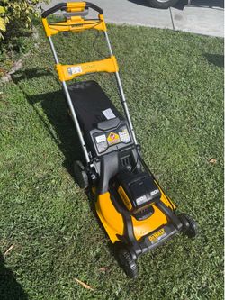 BRAND NEW IN A BOX DEWALT XR 21 INCH / 2X 20 V / 10Ah BRUSHLESS MAX REAR WHEEL DRIVE , SELF PROPELLED MOWER INCLUDES 2  10H BATTERY AND 2 CHARGERS. UP