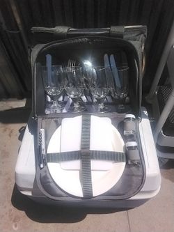 New Picnic Insulated Bag w/ Dinnerware