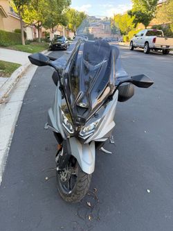 Kymco AK 550