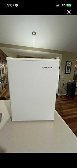 Clean Back & Decker mini fridge with freezer 2.7cuft white