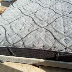 Sealy Ultimate Posturepedic King Mattress ...Very Plush!!