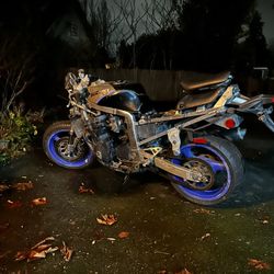 1992 SUZUKI GSX-R750 PROJECT BIKE FOR RESTORATION OR PARTS MOTORCYCLE NEED GONE