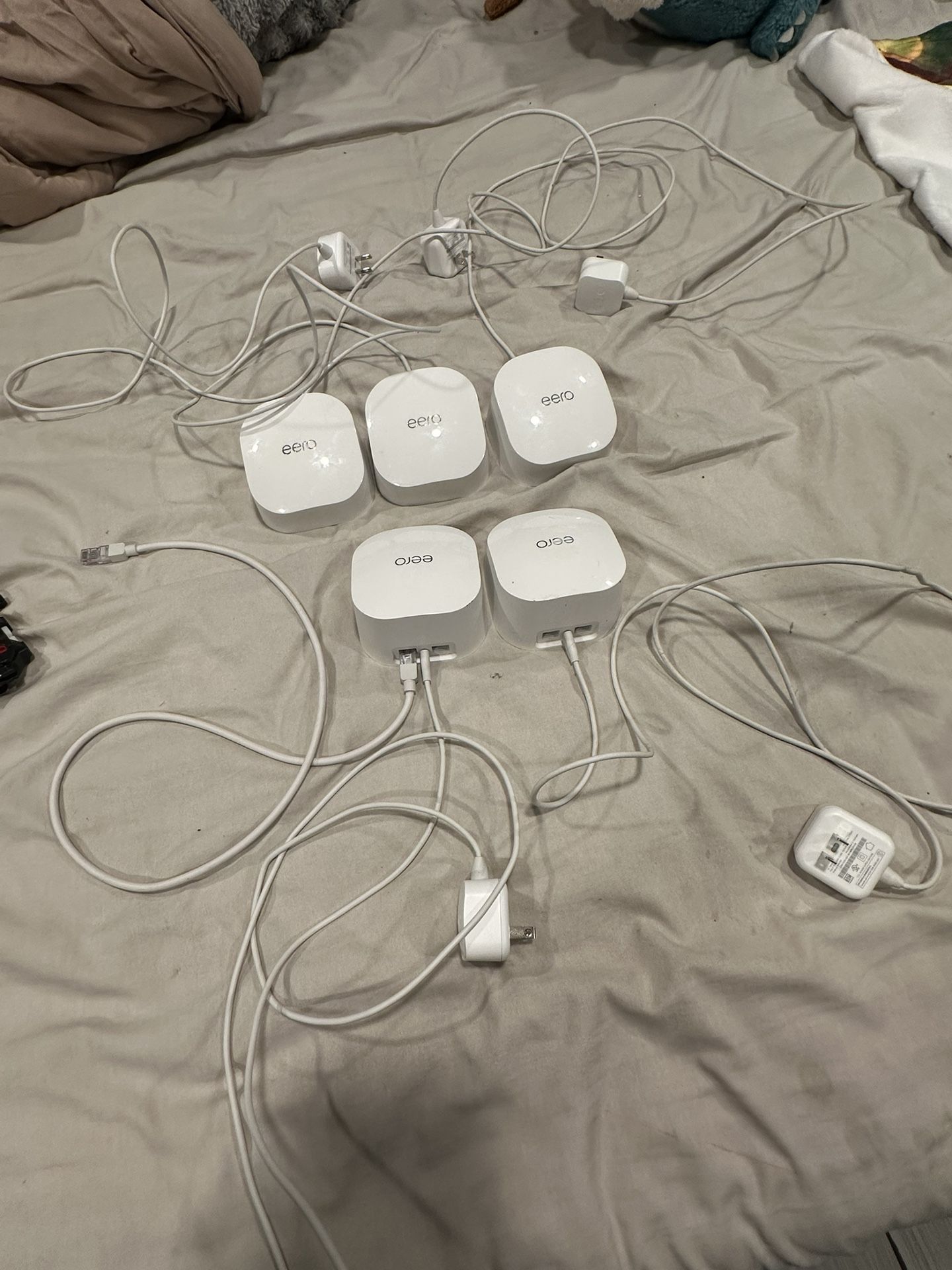 ✨ Eero 6 Mesh – 2 Routers + 3 Extenders – Great Condition ✨