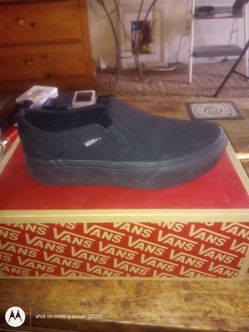 All black slip-on Vans women