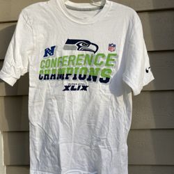 Seattle Seahawks Shirt NIKE NFL Champions Super Bowl XLIX White NFL SZ S COTTON. Small hole on left sleeve. 18" pit to pit, 27" long.