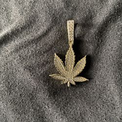 Marajuana Leaf Pendant GLD SHOP