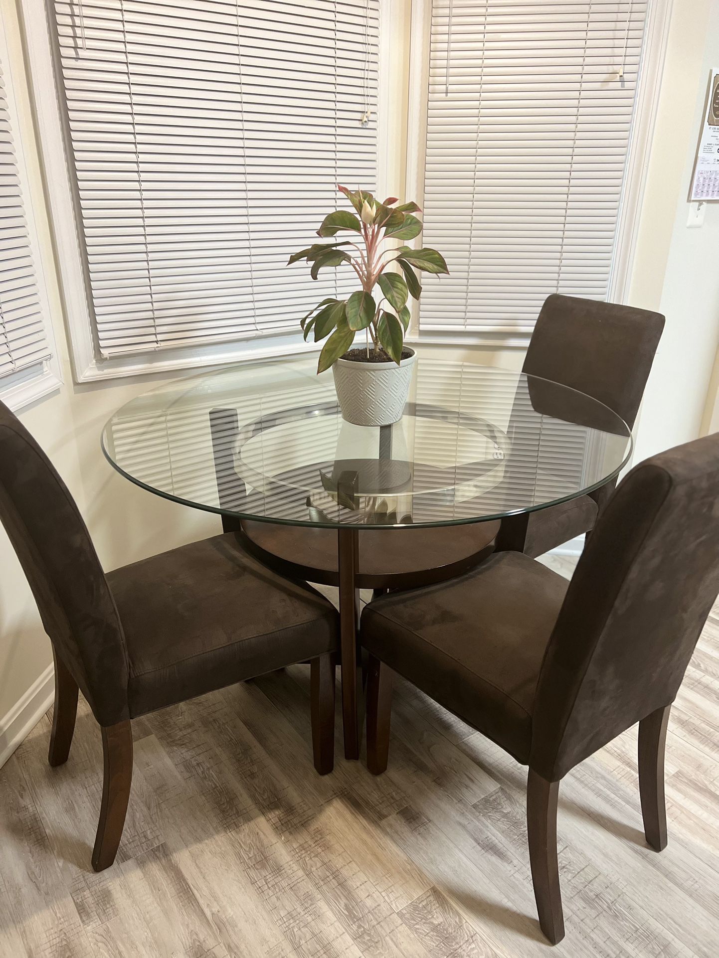 Round 48’ Dinning Table With Tree Chairs 