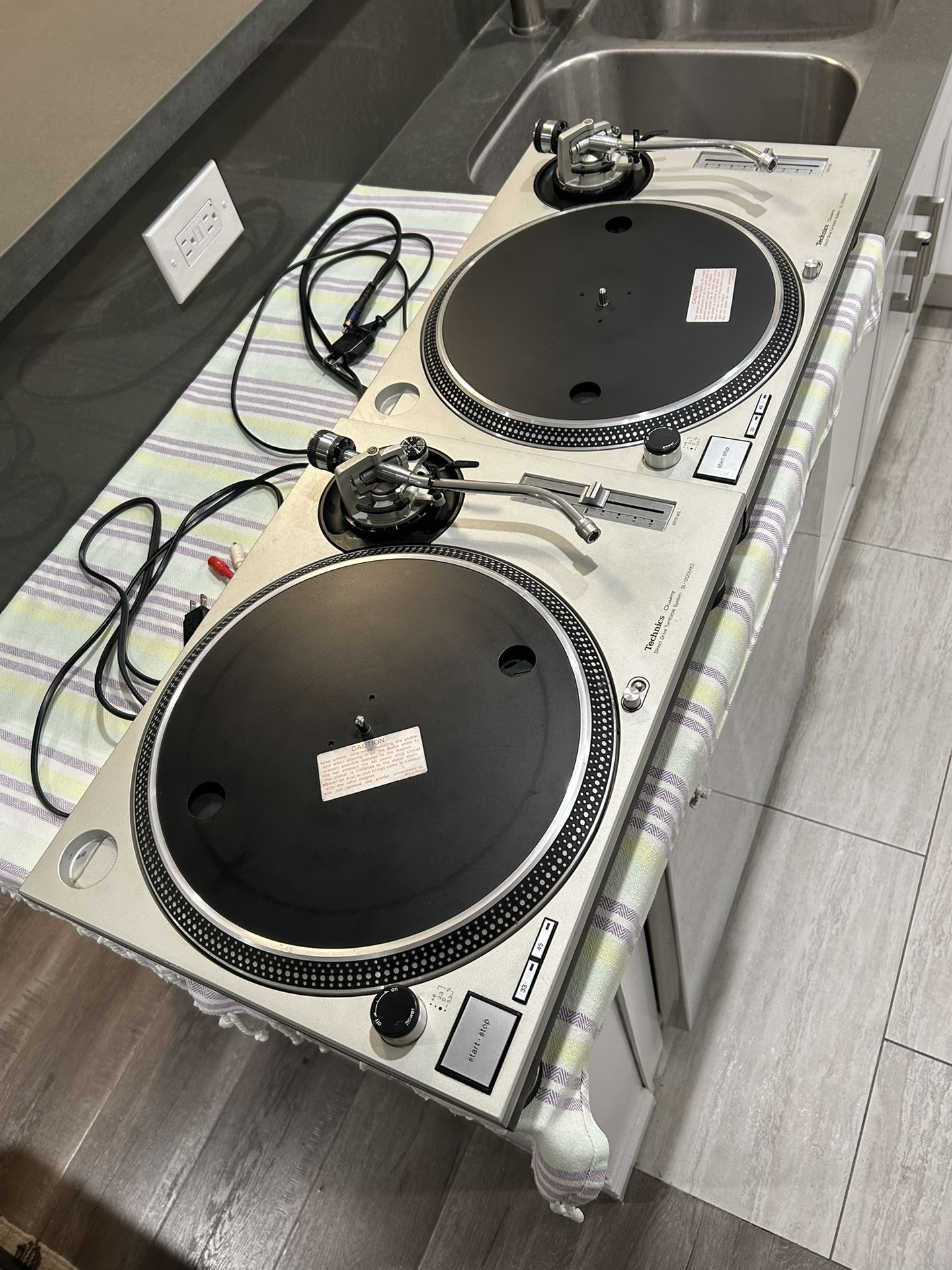 Technics 1200 MK2 (pair)
