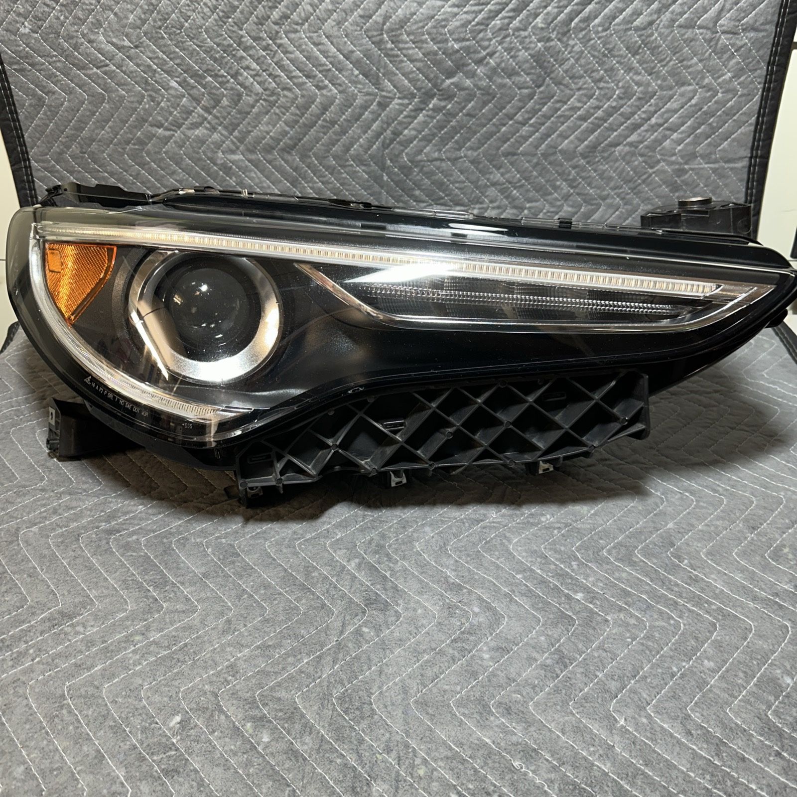 -2017 - 2023 Alfa Romeo Stelvio Headlight Lamp Passenger Right Xenon HID OEM
