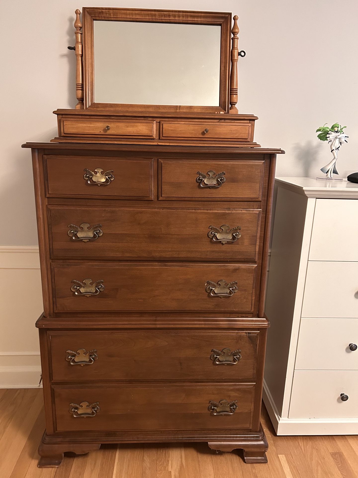 Beautiful Antique Dresser w/Mirror in Great Condition Taylor Jamestown Furniture