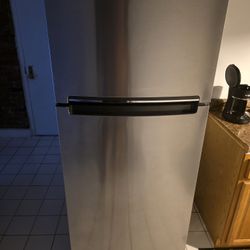 Whirlpool Flexible Storage Bin 17.6-cu ft Top-Freezer Refrigerator ( Monochromatic Stainless Steel )