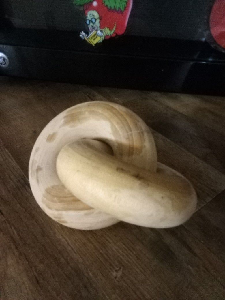 Wooden Rings Figurine New