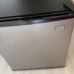 Avanti mini fridge