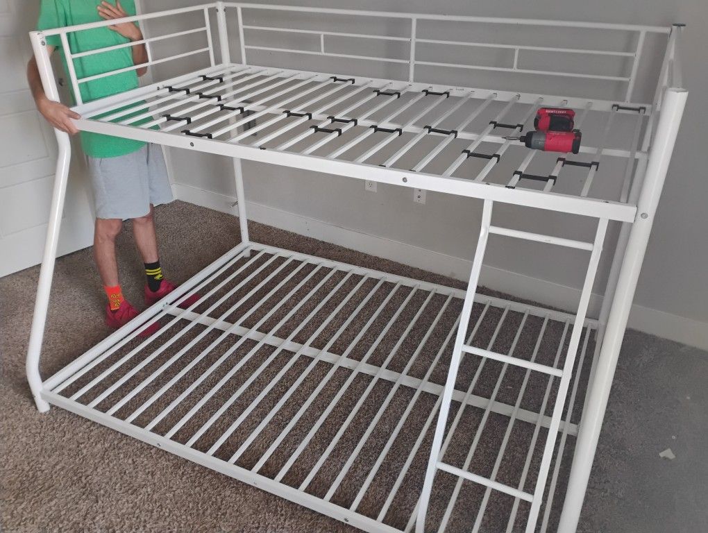 White Metal Twin Over Full Bunk bed
