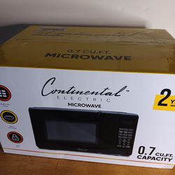 Continental Electric Microwave 700 Watt Brand New In Box