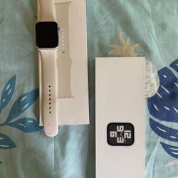 2 Apple Watches SE