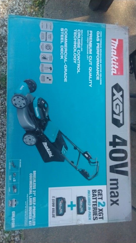 Makita 40v XGT Self Propelled Lawnmower