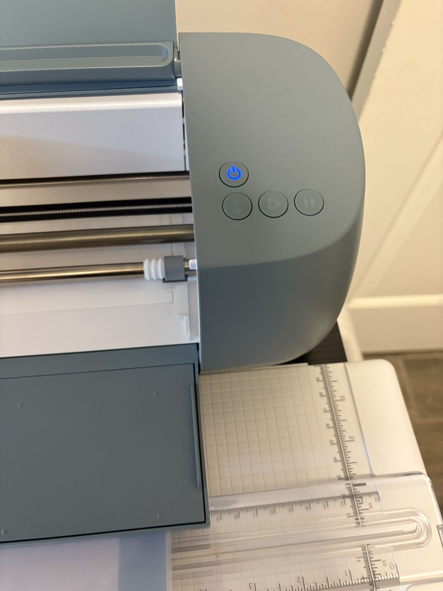 Cricut Explore 4 W/ Cart &Accessories