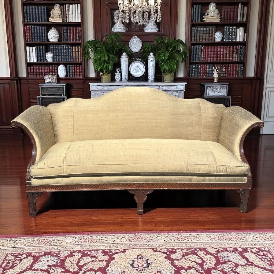FREE DELIVERY 🚚 Like-New Antique Couch