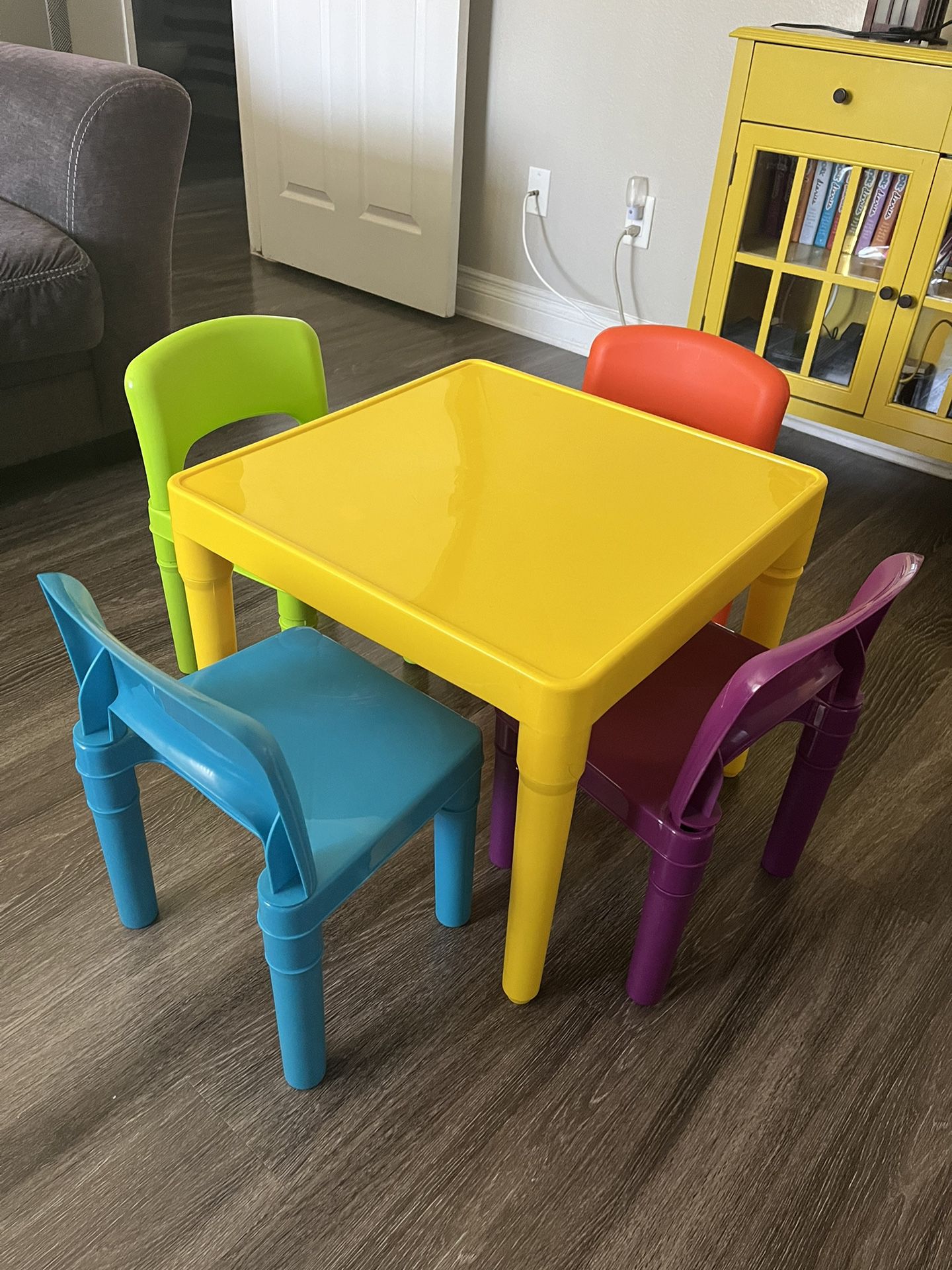 Kids Table With 4 Chair 