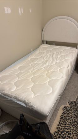 Like new, Twin size mattress at great price