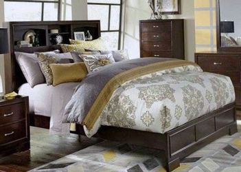 Queen Bedroom Set in Walnut Finish