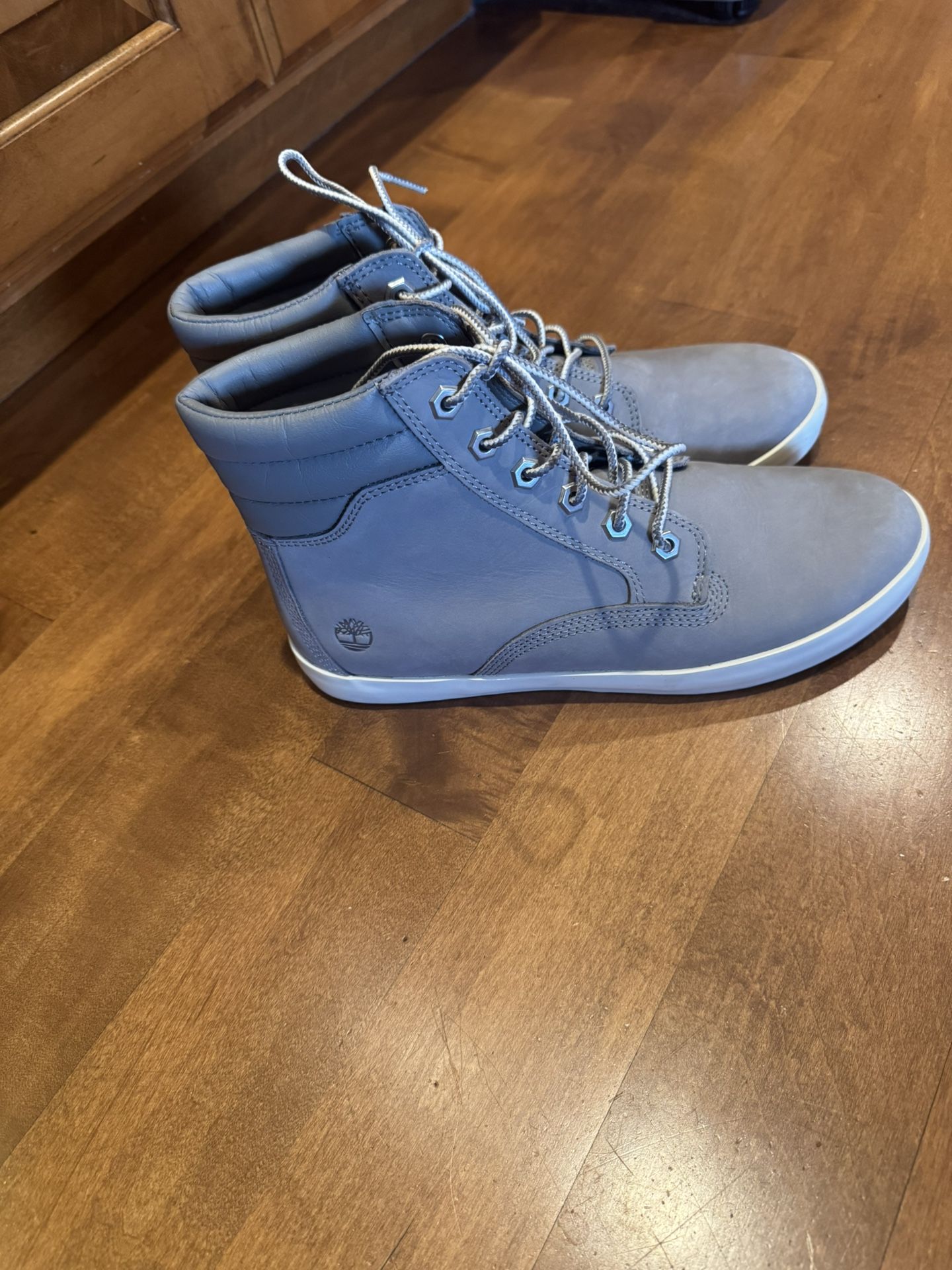Woman’s gray Timberland Boots Size 8.5 Shipping Available