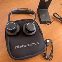 Wireless Bluetooth headset that features a built-in microphone