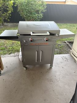 Blackstone ProSeries 2-Burner 28" Griddle Cooking Station With Hood