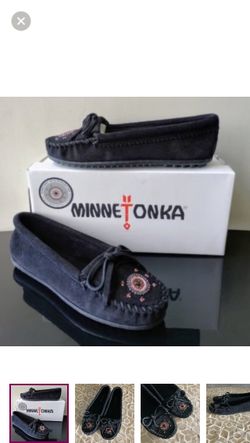 LIKE NEW!  Minnetonka "Me to We" black suede beaded-detail moccasin (7.5)