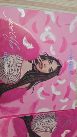 Yuri Mua Eyeshadow Pallete