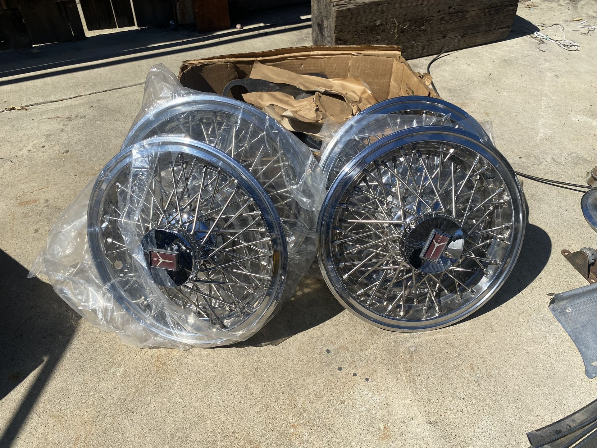 14” Late 70 Oldsmobile wire hubs