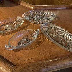 CLEAR  GLASS RELISH DISH. EARLY AMERICAN PATTERN  GLASS OR MID CENTURY FEATURING  A SUNBURST  DESIGN ON THE BOTTOM AND FLORAL ETCHING ON THE SIDES