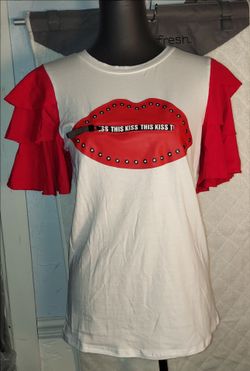 NWT Fashion Nova "Kiss This" Ruffled Lip Graphic Tee - Size XL