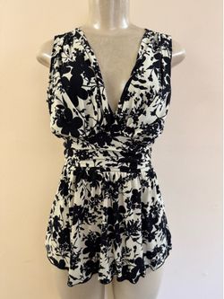 J.T.B. Petite Black & Off White Floral Sleeveless V-Neck Top Petite Small GUC