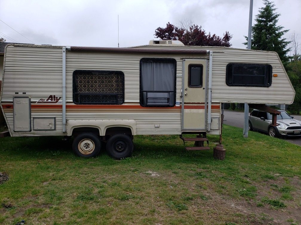 25ft RV Camper Aljo Goose Neck