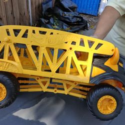 Hot Wheels Transporter /monster trucks
