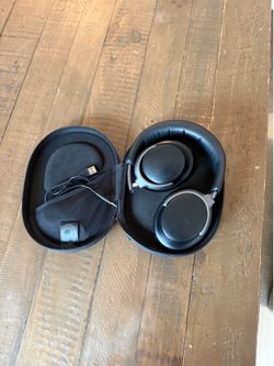 Bose Ultra Quiet comfort noise cancelling headphones.