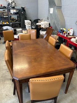 Dining table w/leaf and 8 chairs
