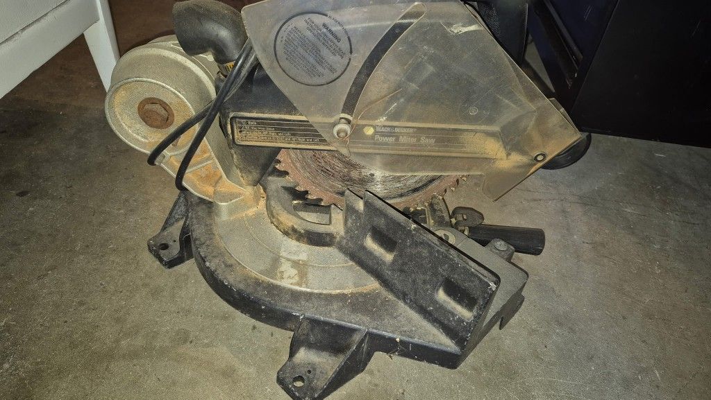 Black & Decker 10 amp Power Miter Saw with Blade