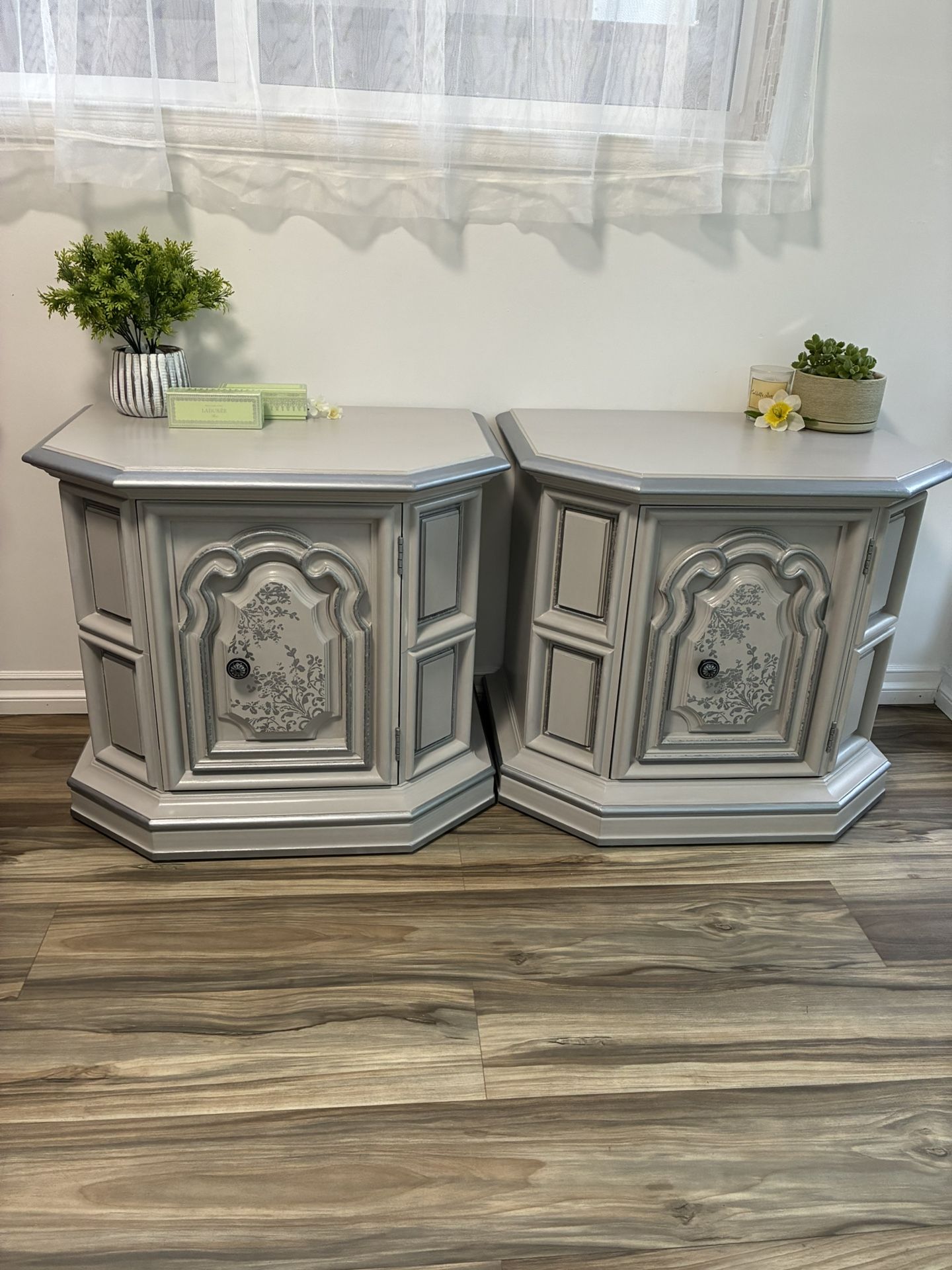 Set of 2 Refurbished Silver Nightstands – Classic Elegance Style, Storage Door with 2 Shelves Each