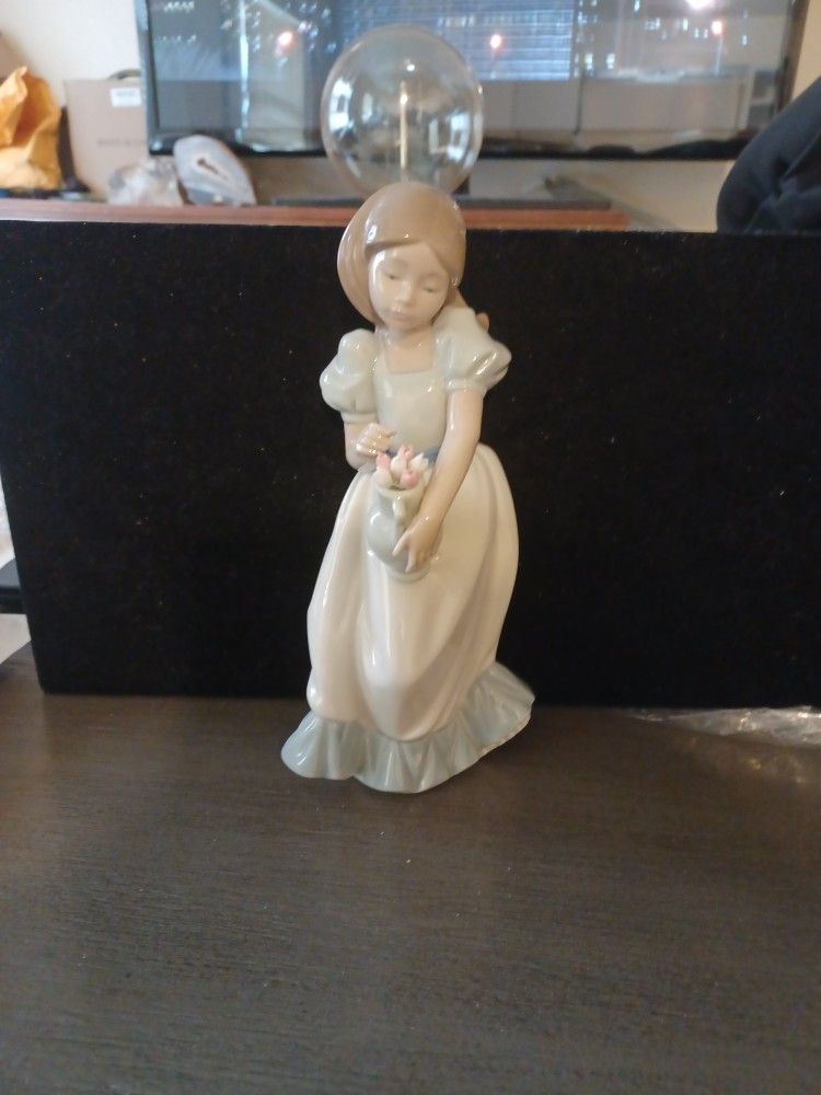 Lladro Nao TulipTime #1001 1986 Vintage Porcelain