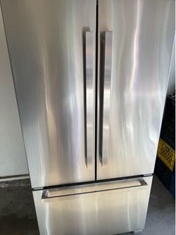 Jenn air Maytag refrigerator was a display model Currently connected for showing counter depth