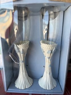 Champagne flutes and cake knife