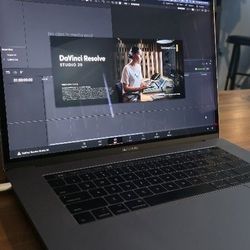 💻 MacBook Pro 15” (2017) w/Creator Software