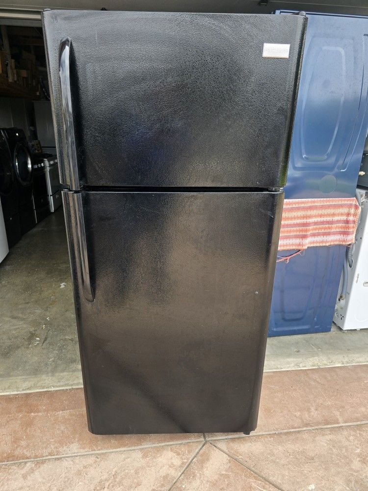 Fridgidaire Refrigerator Apartament W30 $$300