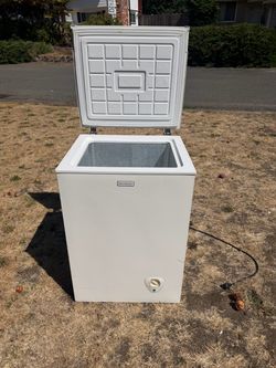 Emerson Chest Freezer White Compact