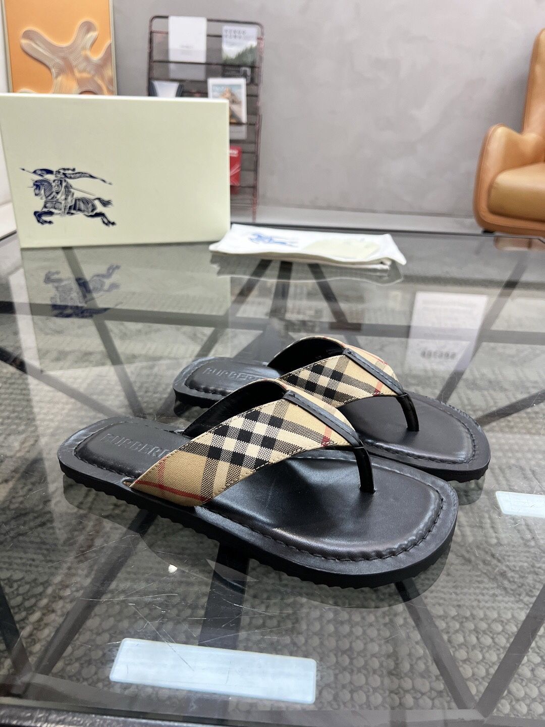 Burberry men's herringbond slippers size: 9.5